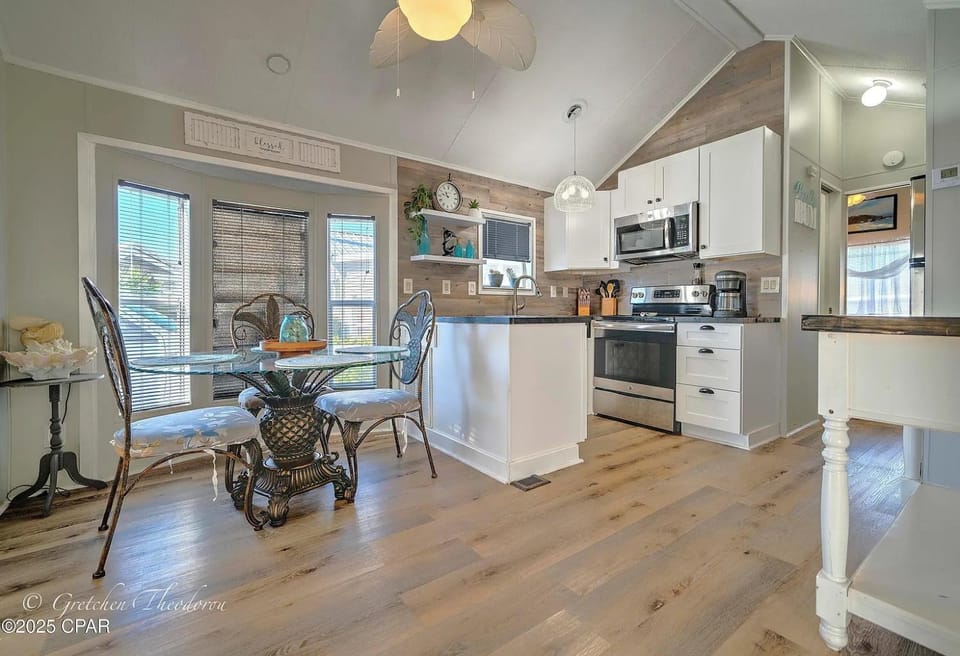 Enjoy your quiet vacation at Butler's Beach Retreat! House in Upper Grand Lagoon