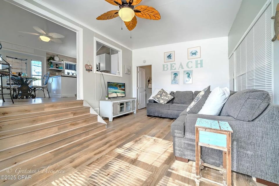 Enjoy your quiet vacation at Butler's Beach Retreat! House in Upper Grand Lagoon