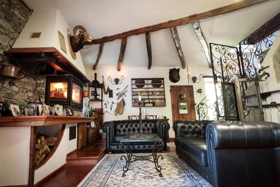 Seating area, Internal: Not applicable to any particular room