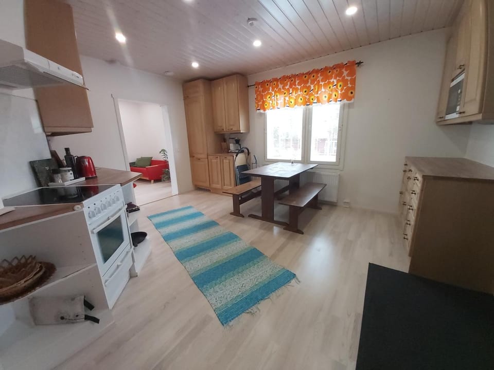 Kitchen or kitchenette, Dining area, oven