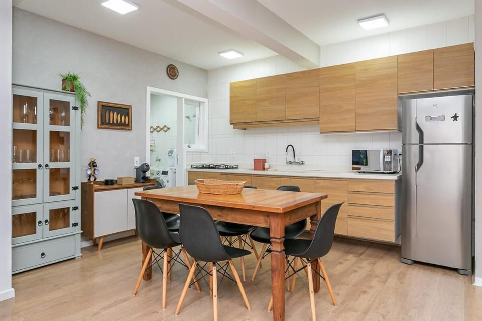 Coffee/tea facilities, Kitchen or kitchenette, Dining area, minibar, oven, stove, toaster