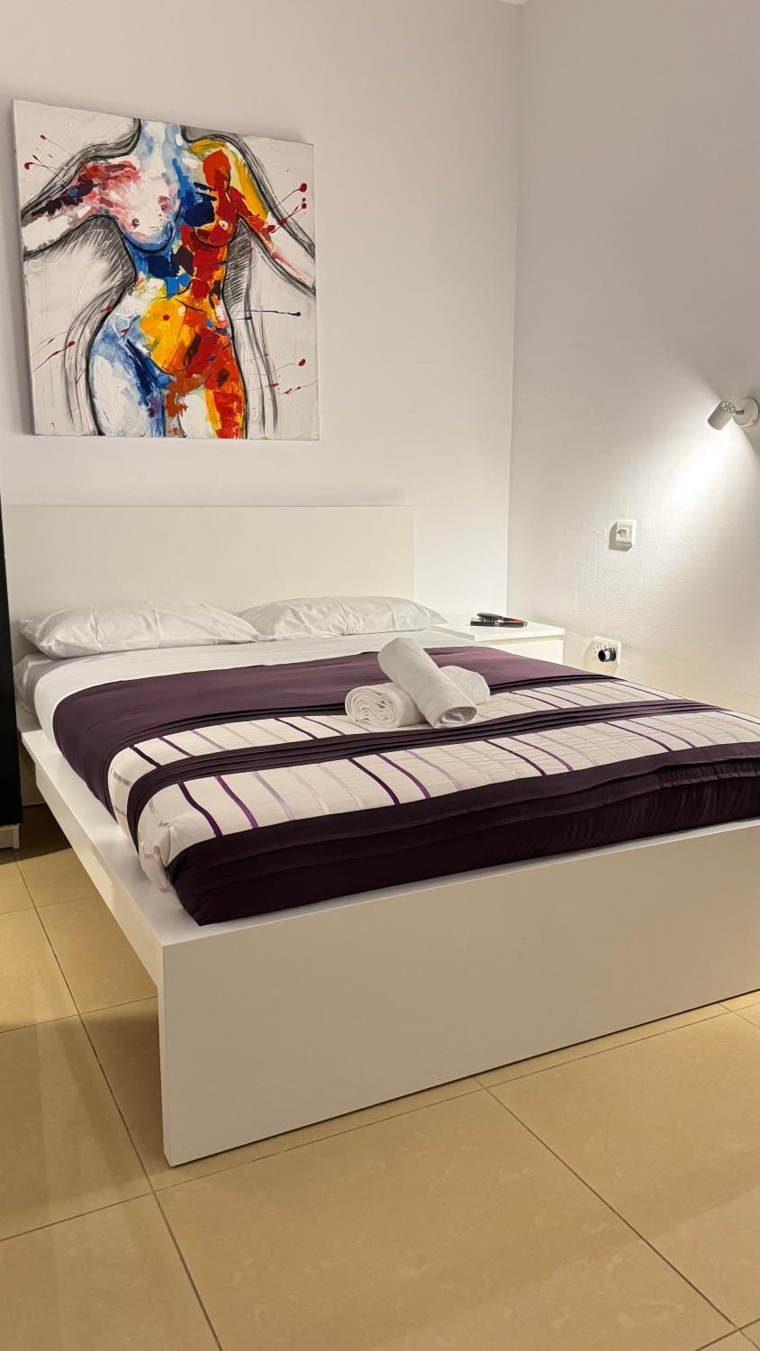 Bed, Photo of the whole room, Bedroom