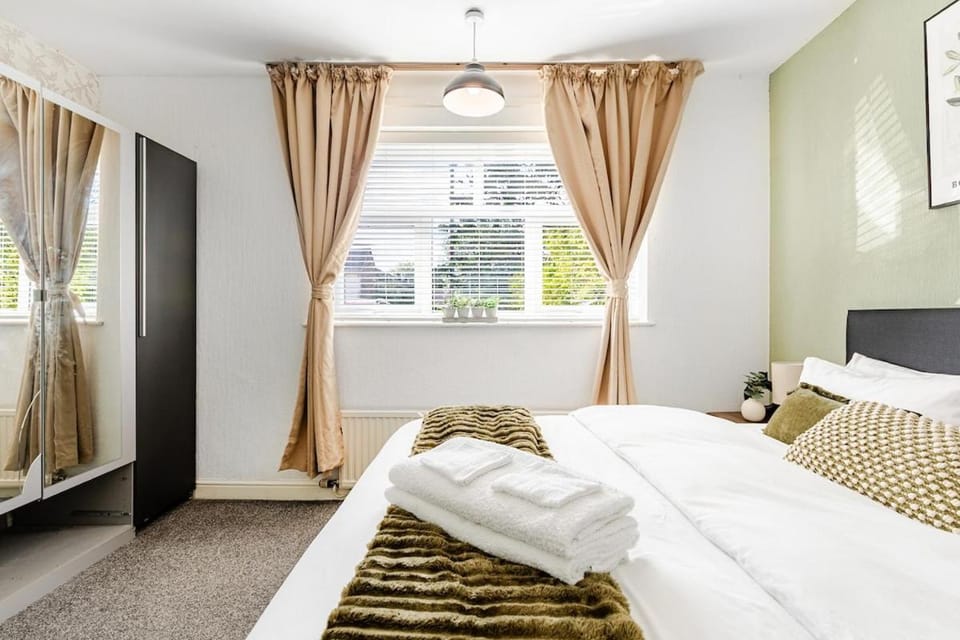 Spacious 2BR Flat with Garden - Free Parking - 10 Mins to Airport Apartment in Manchester