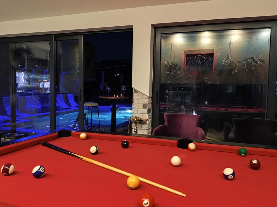 Billiard, Lounge or bar