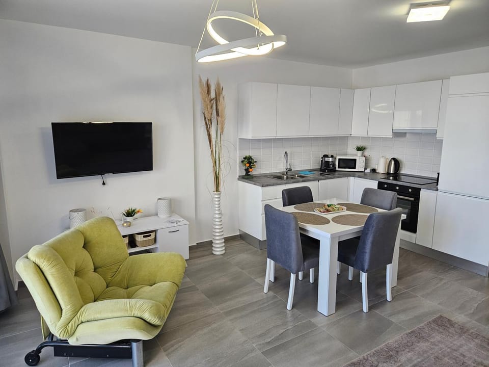 TV and multimedia, Kitchen or kitchenette, Living room