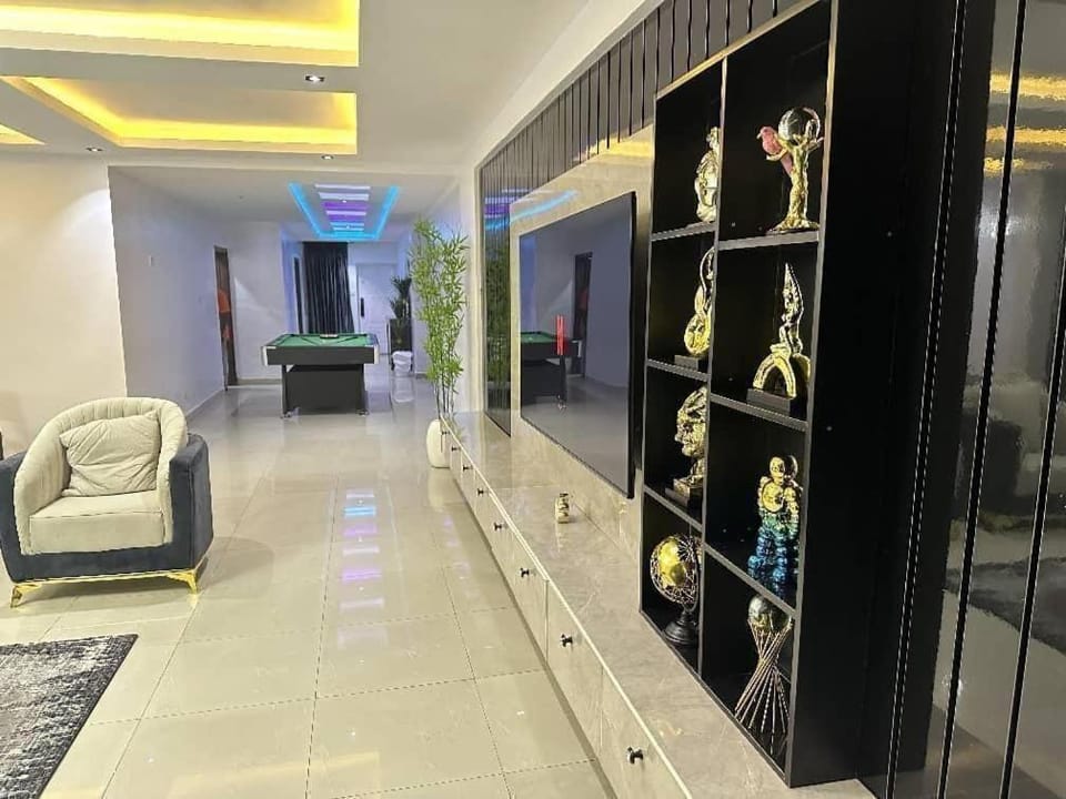 Posh Waterfront 3bedroom, 24hrs light, Netflix, PS 5, Snooker, Swimming pool in Lekki Luxury Flats, Admiralty Way, Lekki Phase 1 Apartment in Lagos