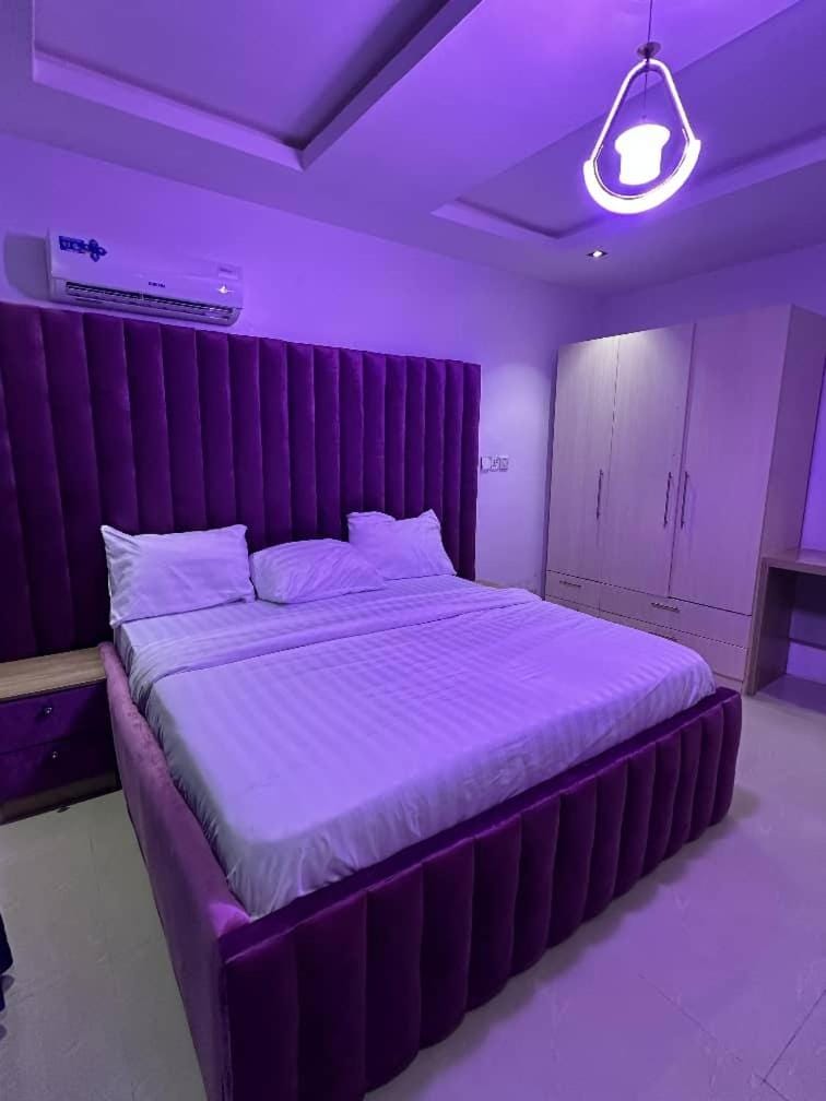 Posh Waterfront 3bedroom, 24hrs light, Netflix, PS 5, Snooker, Swimming pool in Lekki Luxury Flats, Admiralty Way, Lekki Phase 1 Apartment in Lagos