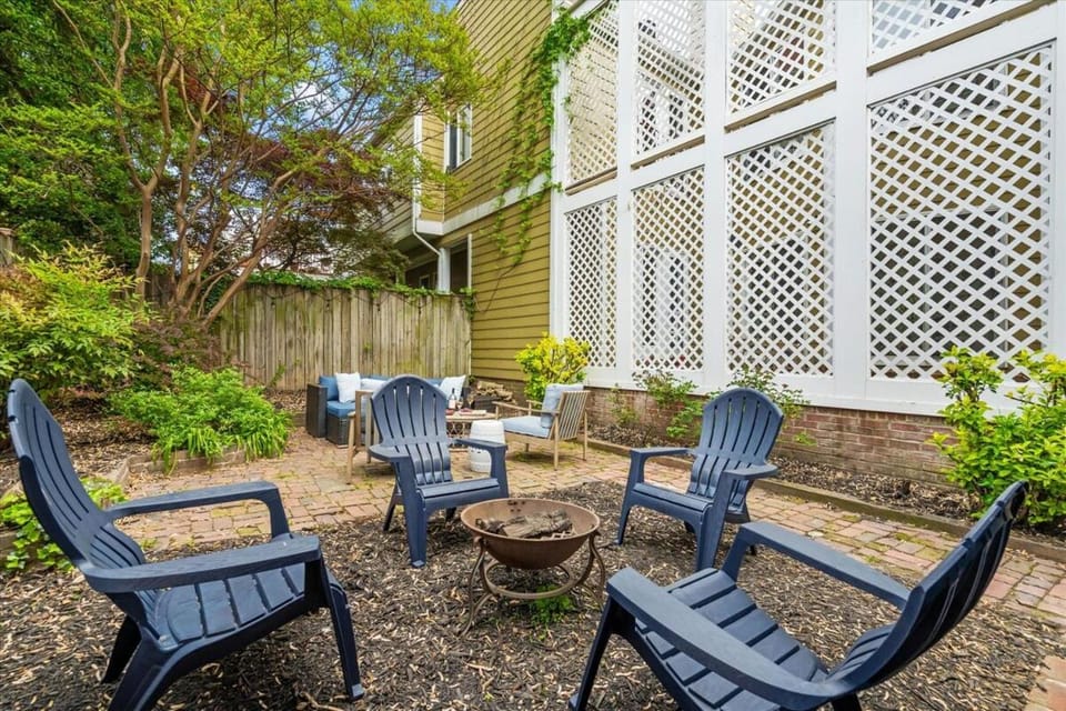Patio, Day, Garden, Seating area