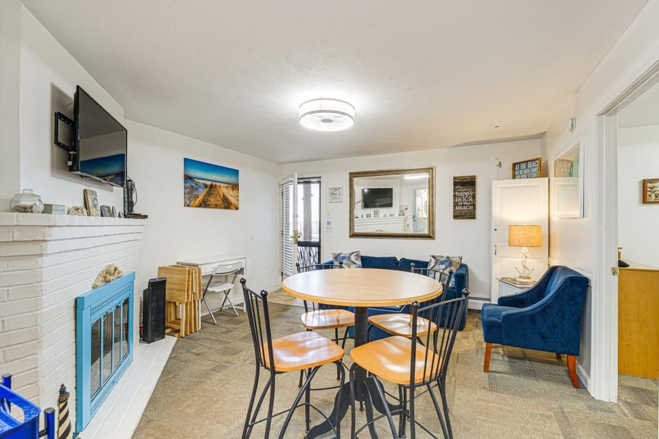 Walk to Ocean & Pier: Prime OOB Condo! House in Old Orchard Beach