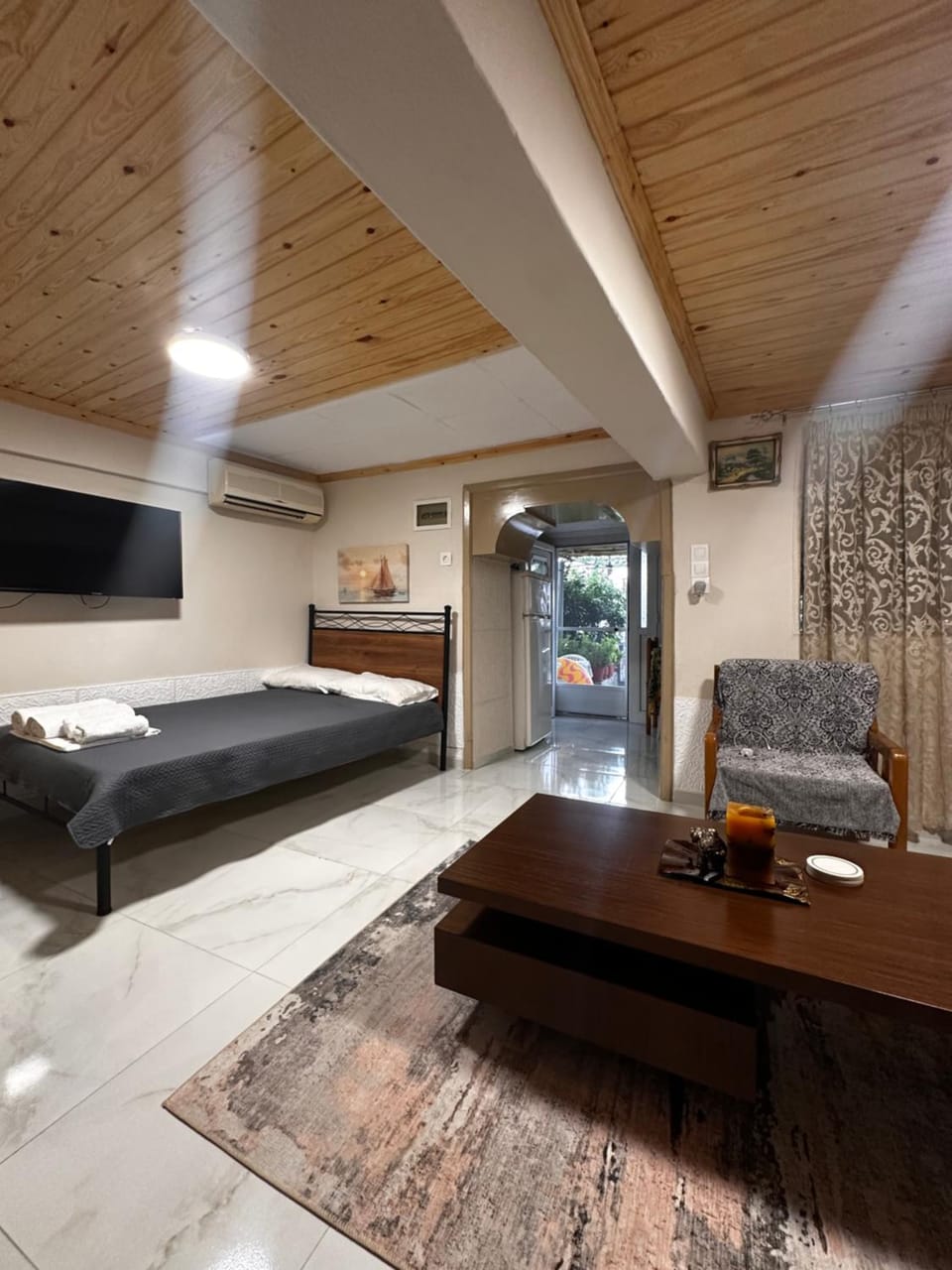 Bed, Living room