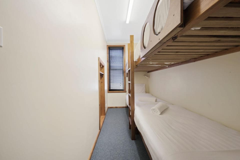 Bedroom, bunk bed