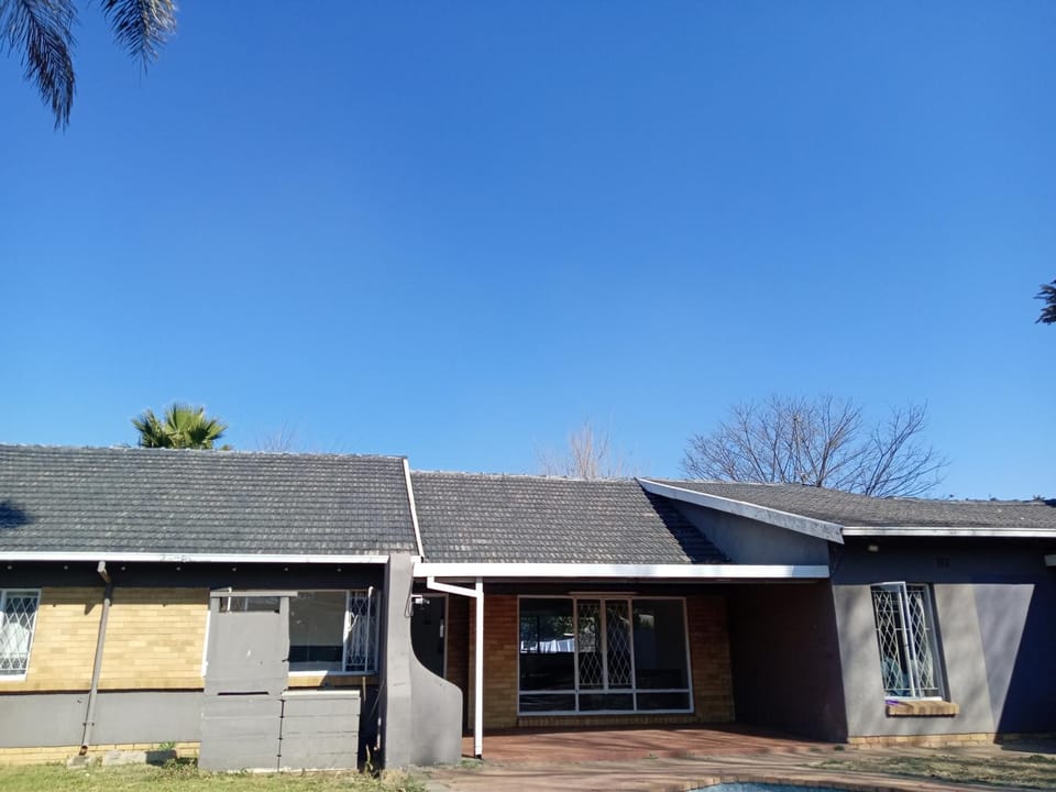 TRIANGLE STARS Guest House Bed and Breakfast in Gauteng