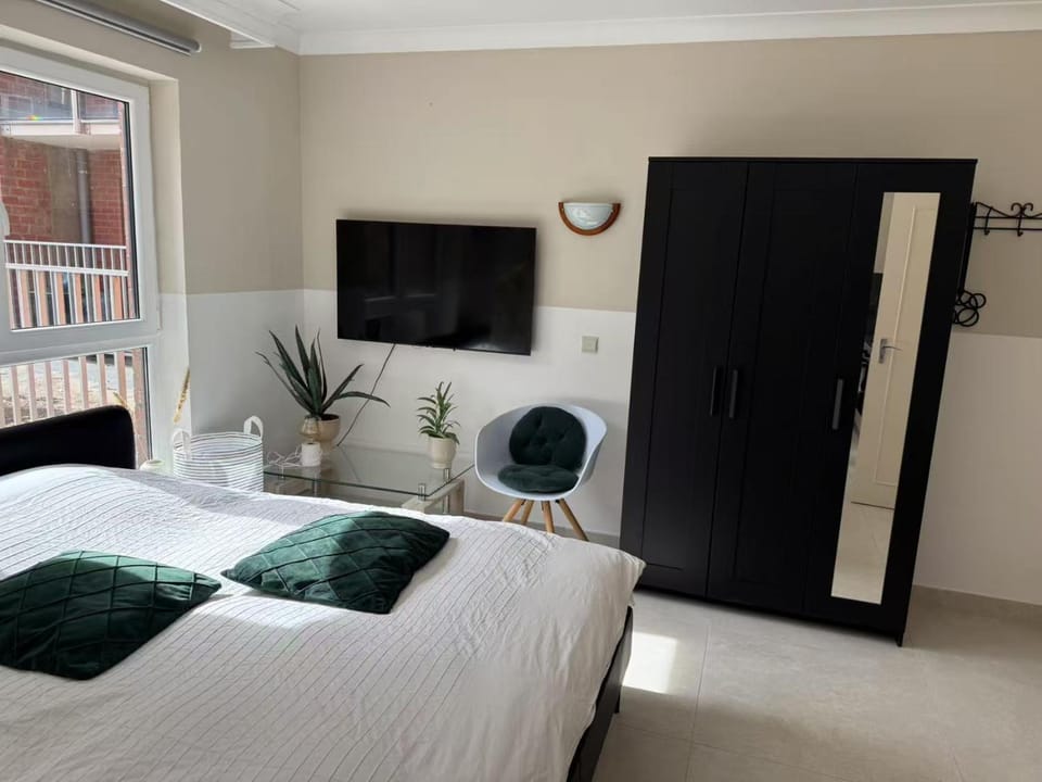 Communal lounge/ TV room, Bed, TV and multimedia, Photo of the whole room, Evening entertainment, Bedroom, wardrobe