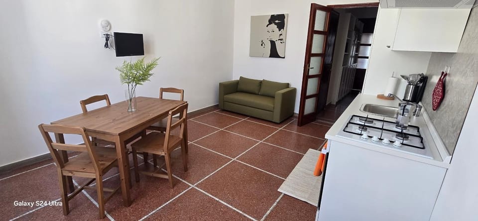 Kitchen or kitchenette, Living room, Seating area, Dining area, oven, stove