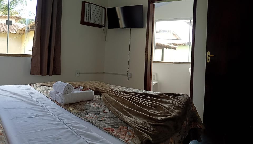 Bed, TV and multimedia, Photo of the whole room, Bedroom, towels