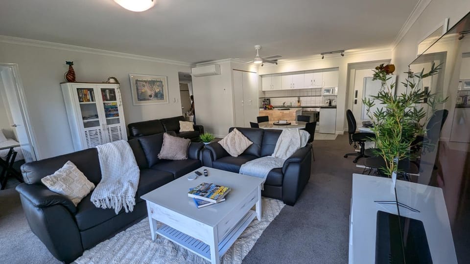City Apartment 2xfree parking - Pool - Gym Wi-Fi Apartment in Perth
