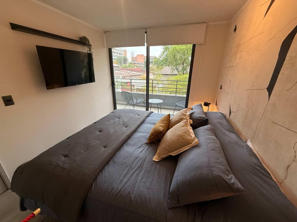 Bed, TV and multimedia, Photo of the whole room, Bedroom