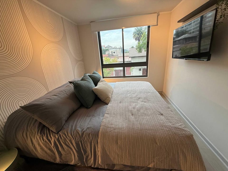 Bed, TV and multimedia, Photo of the whole room, Bedroom