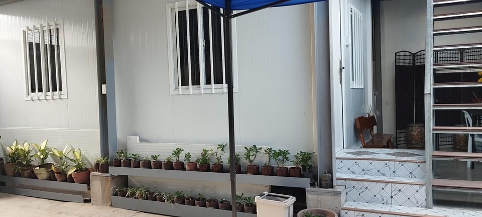 6 Guest - Unit 4 Studio Type - Container house Apartment in Santa Rosa