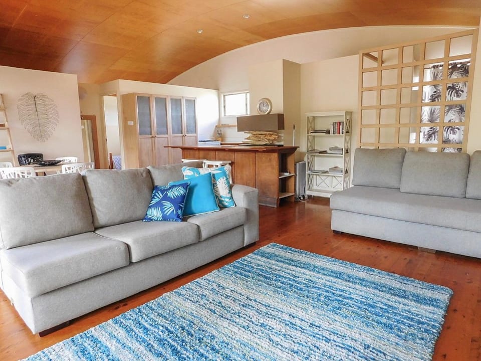 Moorings - Toogoom- Beachfront - 3BR- Aircon House in Toogoom
