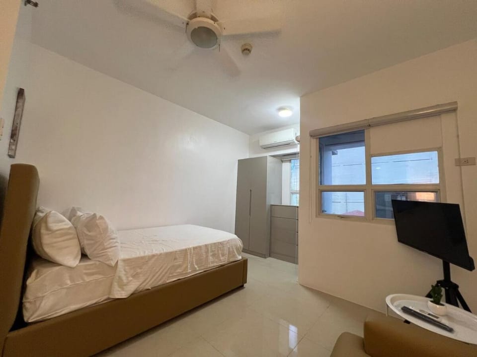 Cozy Apt walk to IT Park - fast wifi & pool access Apartment in Lapu-Lapu City