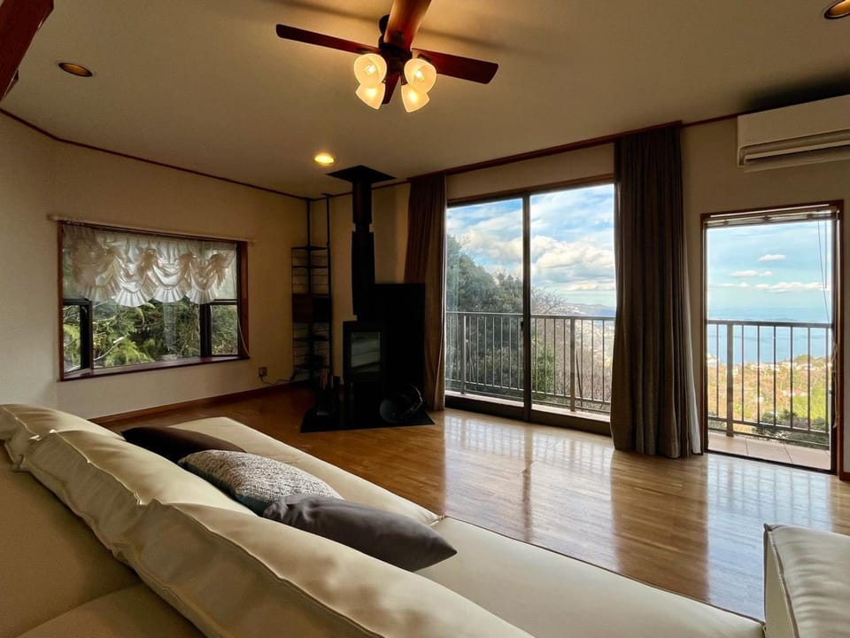 熱海 海炉 天然温泉かけ流し 花火見える 海を望む絶景ヴィラ Villa in Shizuoka Prefecture