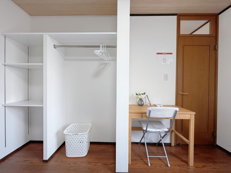 Seating area, Bedroom, wardrobe