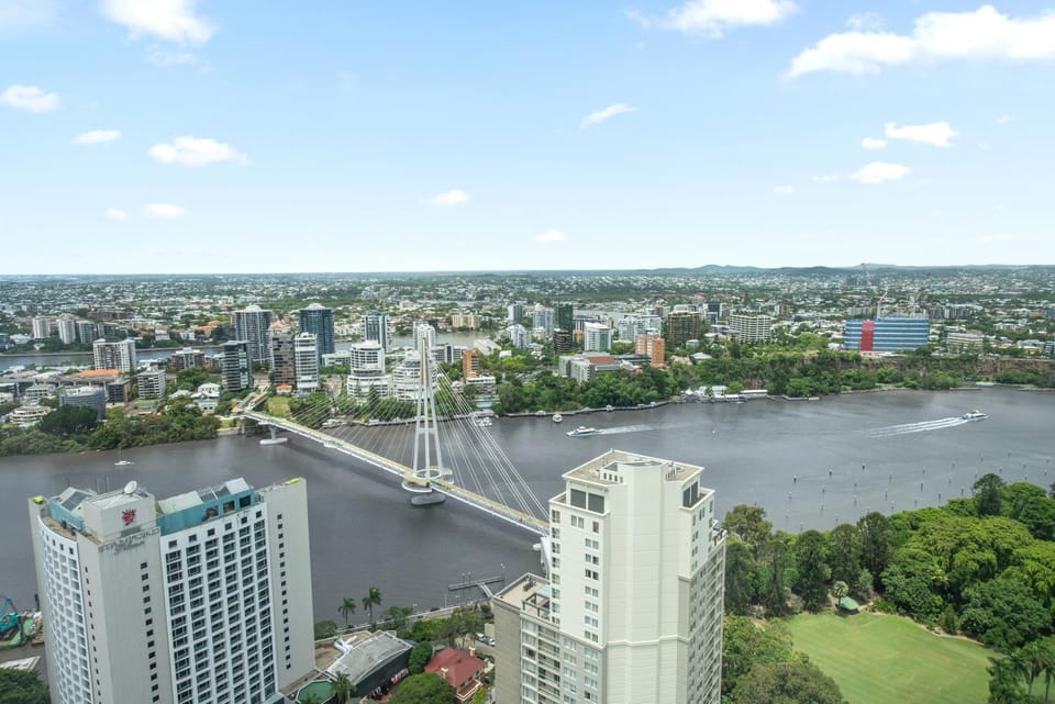 Central CBD 2BR with Breathtaking Views, Pool & Gym Apartment in Kangaroo Point
