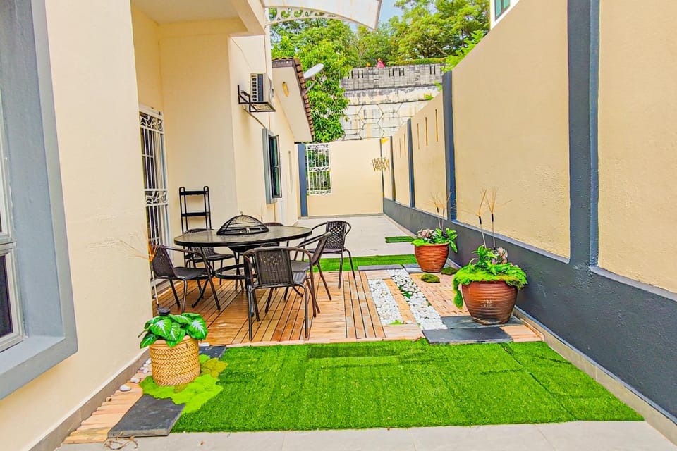 Property building, Patio, Day, Garden, View (from property/room), Balcony/Terrace, Seating area, Dining area, Garden view