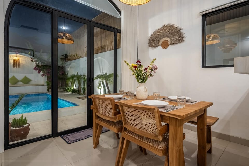 Dining area, Pool view