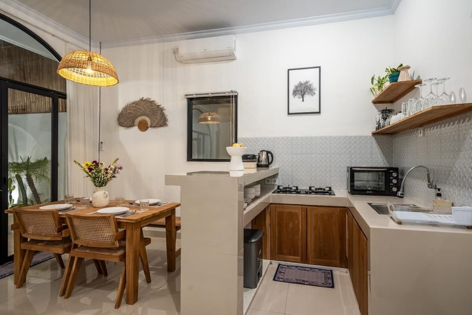 Kitchen or kitchenette, Dining area