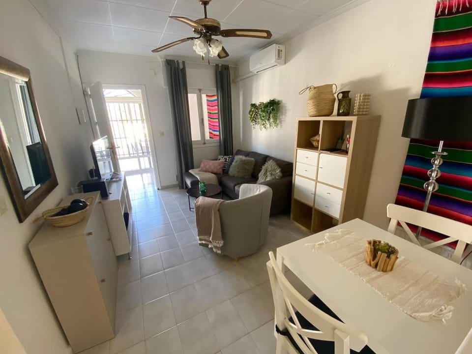 Communal lounge/ TV room, TV and multimedia, Living room, Seating area, Dining area