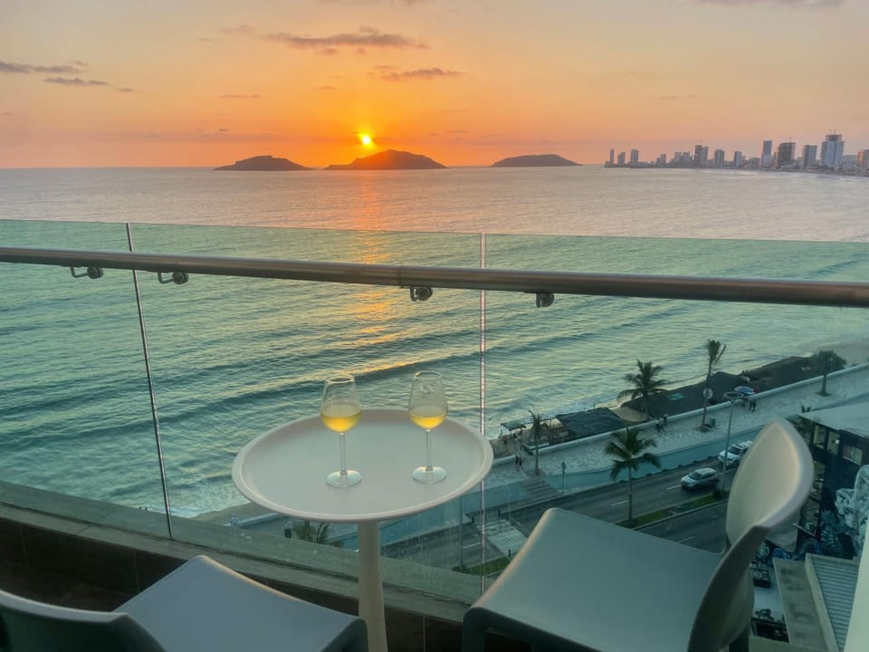 Torre Eme- stunning bay view and balcony! Apartment in Mazatlan