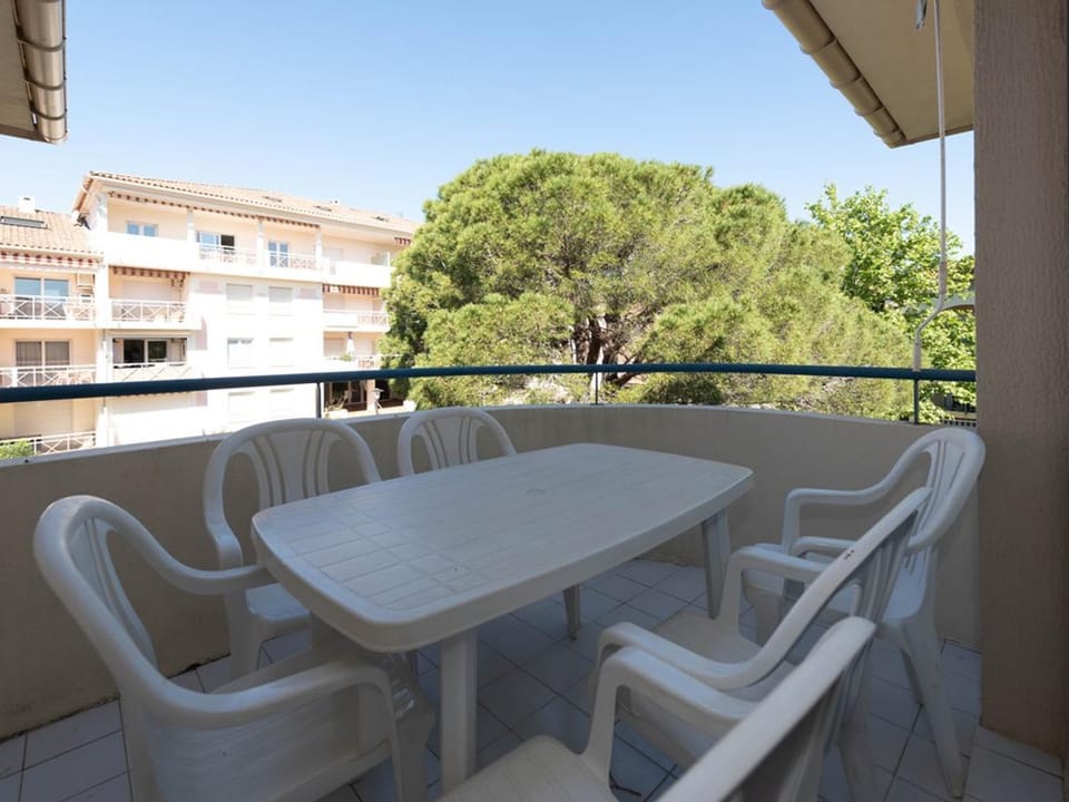 Appartement T2 avec piscine et parking, 700m plage, 4-6 pers. - FR-1-803-93 Apartment in Le Lavandou