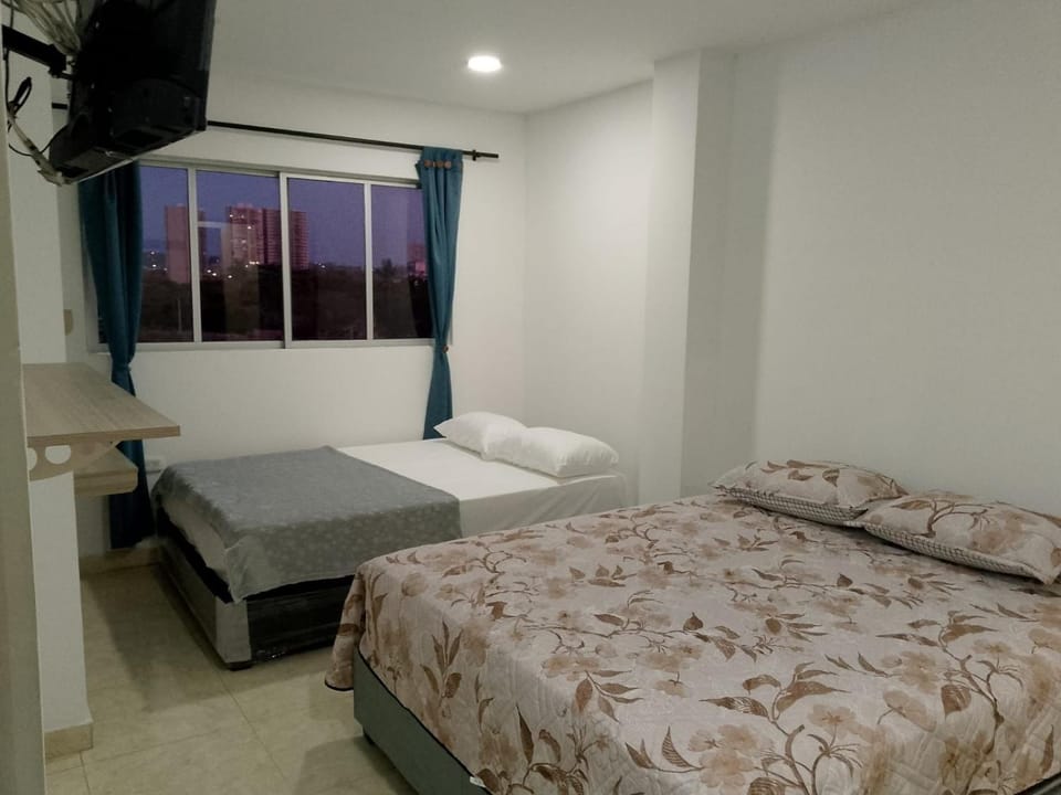 Bed, TV and multimedia, Photo of the whole room, Bedroom, towels