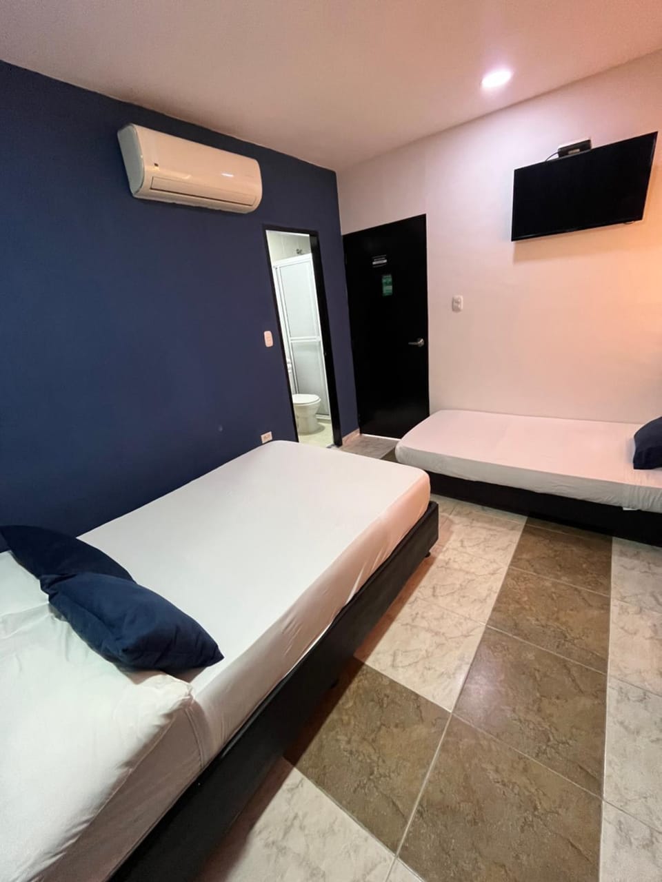 Communal lounge/ TV room, Bed, TV and multimedia, Photo of the whole room, Evening entertainment, Bedroom, air conditioner