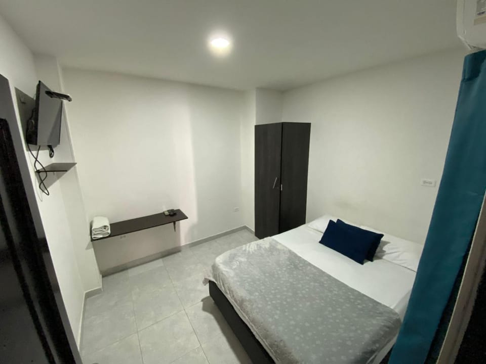 Bed, TV and multimedia, Photo of the whole room, Bedroom, towels, wardrobe