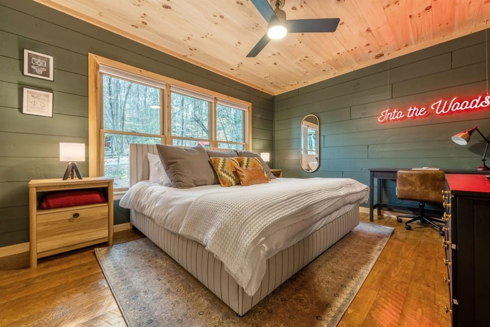 Family fun, romantic Hot Tub, Firepit, King Bed 15 min from Blue Ridge & Ellijay House in Georgia