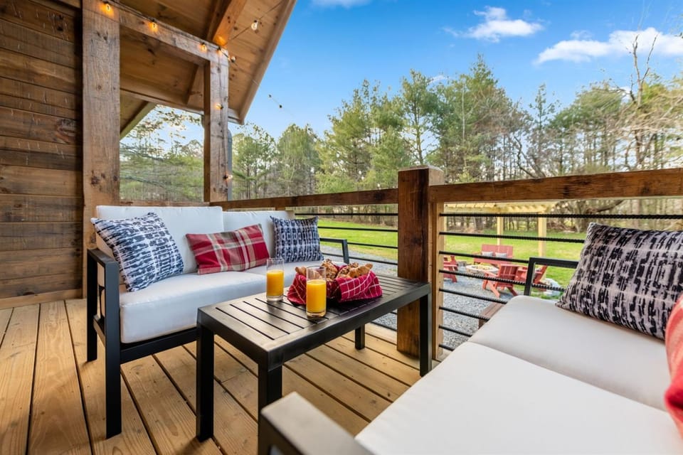 Family fun, romantic Hot Tub, Firepit, King Bed 15 min from Blue Ridge & Ellijay House in Georgia