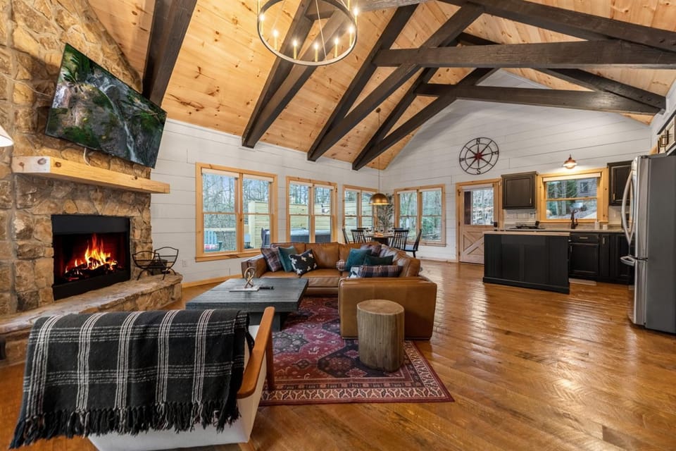 Family fun, romantic Hot Tub, Firepit, King Bed 15 min from Blue Ridge & Ellijay House in Georgia