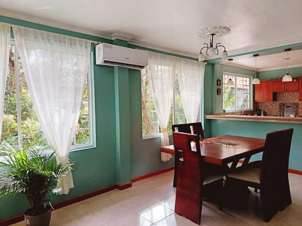Casa bambú con desayuno House in Ecuador