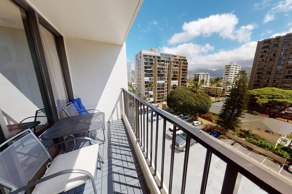 Stylish Waikiki Banyan Condo with Mountain Views 0807T1 Apartment in Honolulu