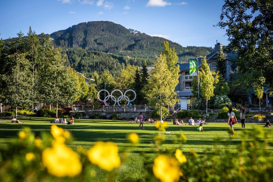 2BR and Loft in Wildwood Lodge, Mountain Views, Close to Ski Hill, Common Hot Tub, Fireplace, Parking Apartment in Whistler