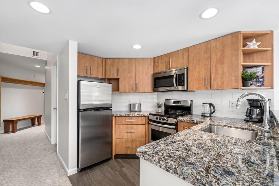 2BR plus Loft and Sofabed in Tyndall Stone Lodge, Epic Village Location, Mountain Views, Pool and Hot Tub Apartment in Whistler