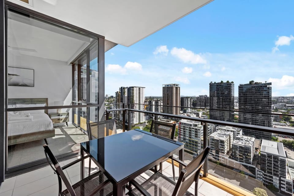 Stunning 1B in South Bank with River & Mountain View Apartment in Brisbane City