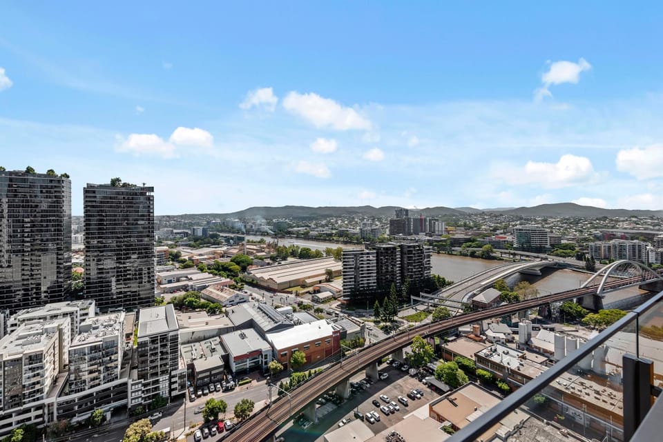 Stunning 1B in South Bank with River & Mountain View Apartment in Brisbane City
