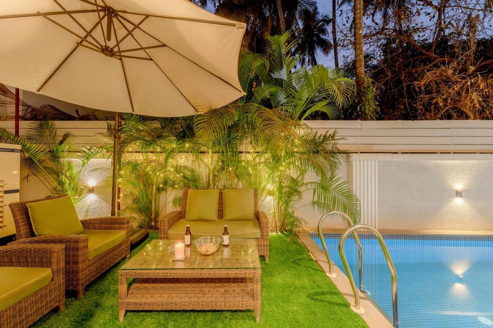 Patio, Day, Natural landscape, Garden, Living room, Seating area, Garden view, Pool view, Swimming pool, sunbed