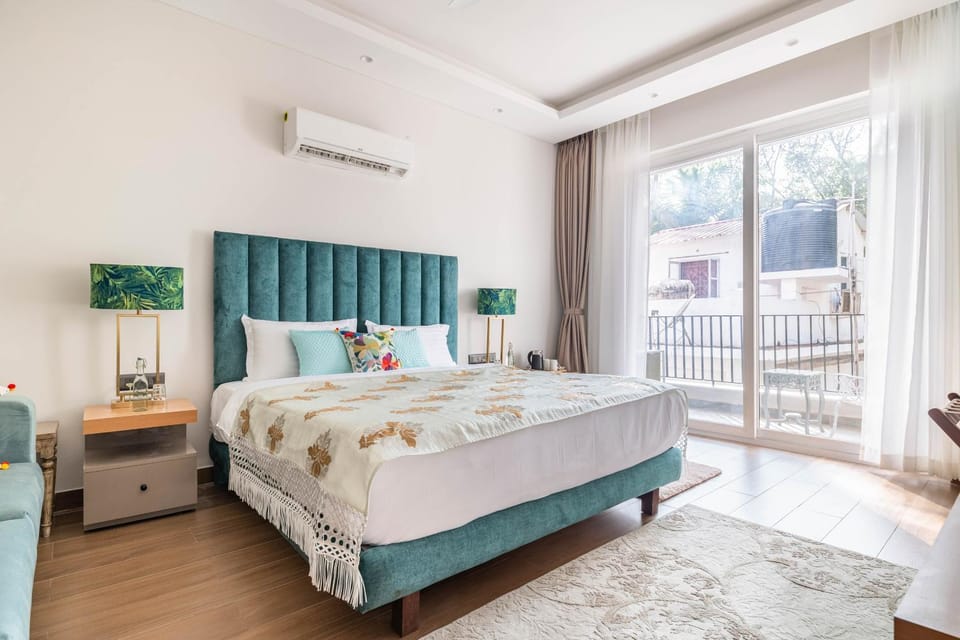 Bed, View (from property/room), Balcony/Terrace, Photo of the whole room, Bedroom, towels, air conditioner