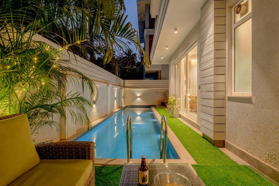 Patio, Pool view, Swimming pool, sunbed