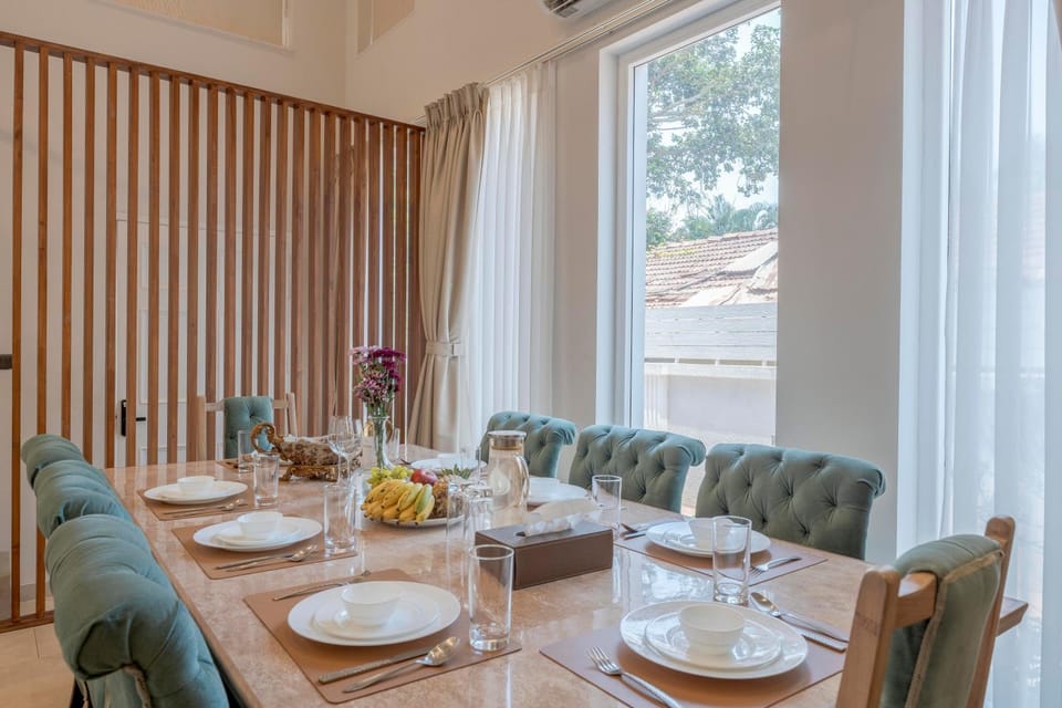 Food and drinks, Seating area, Dining area, Food